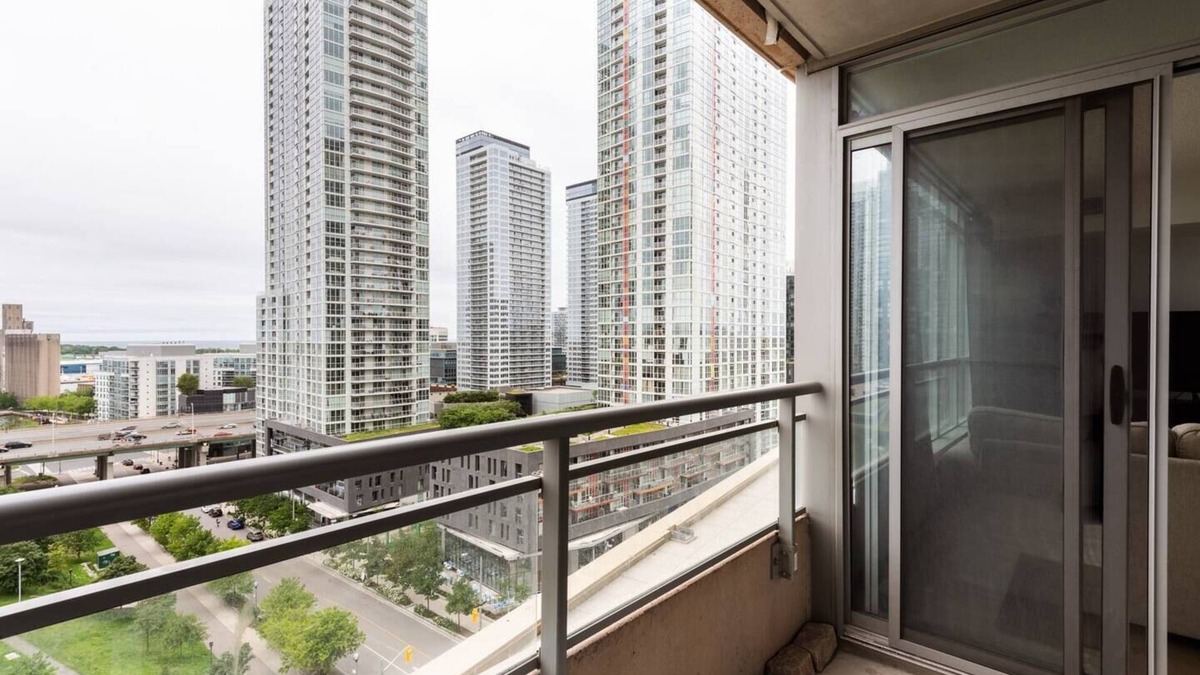 Toronto Entertainment District Hotel | Luxury Waterfront Suite