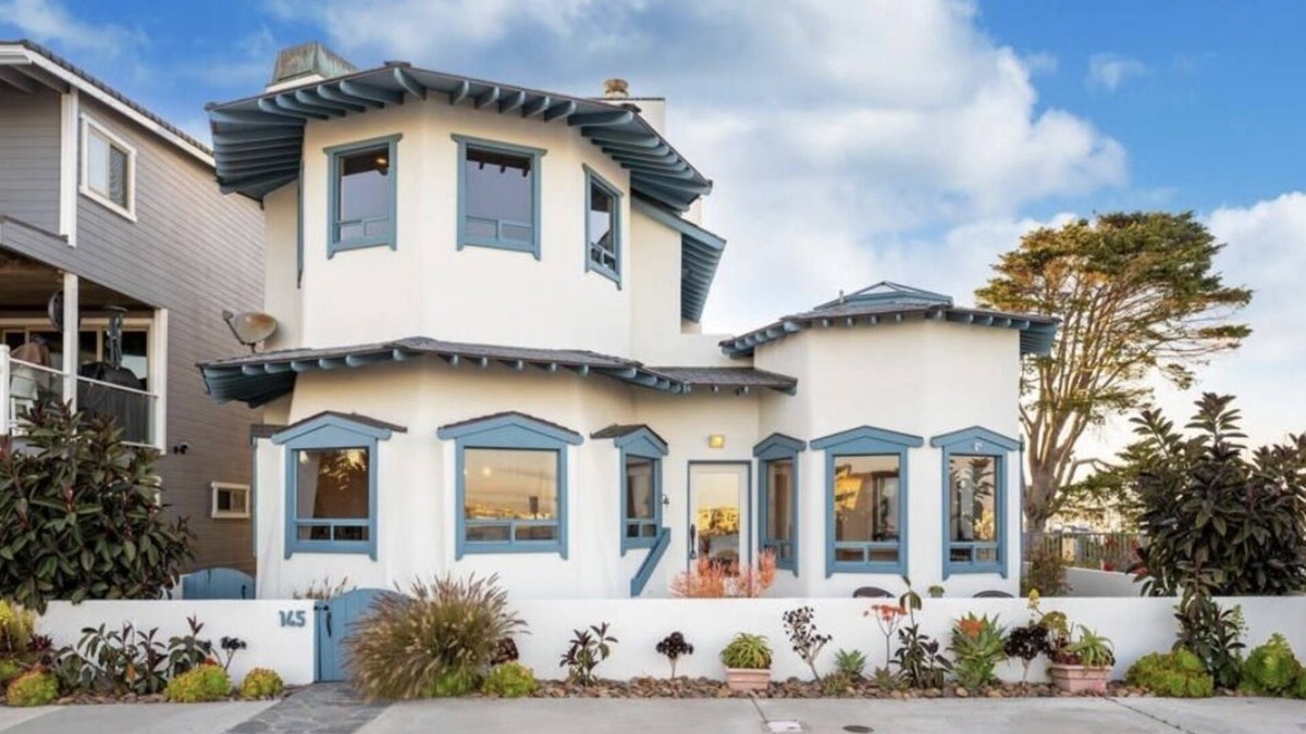 Hollywood Villa | Luxury waterfront! The Pagoda Beach House