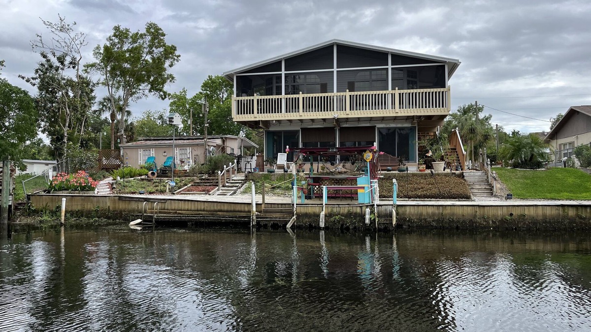 Weeki Wachee Gardens House | LUXURY WATERFRONT, KING SUITE & QUEEN SUITE, 3 full bathrooms, kayaks, modern