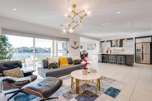Sanctuary Lakes Villa | Luxury Waterfront Villa in Sanctuary Lakes