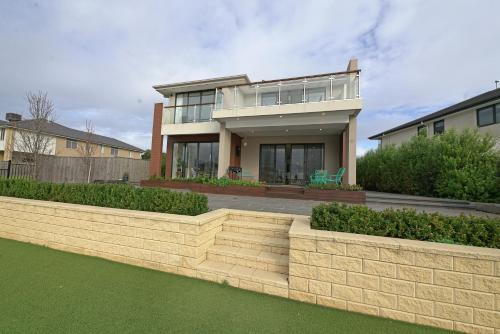 Sanctuary Lakes House | Luxury Waterfront Villa BBQ Cafe WiFi Great Views 5BRM