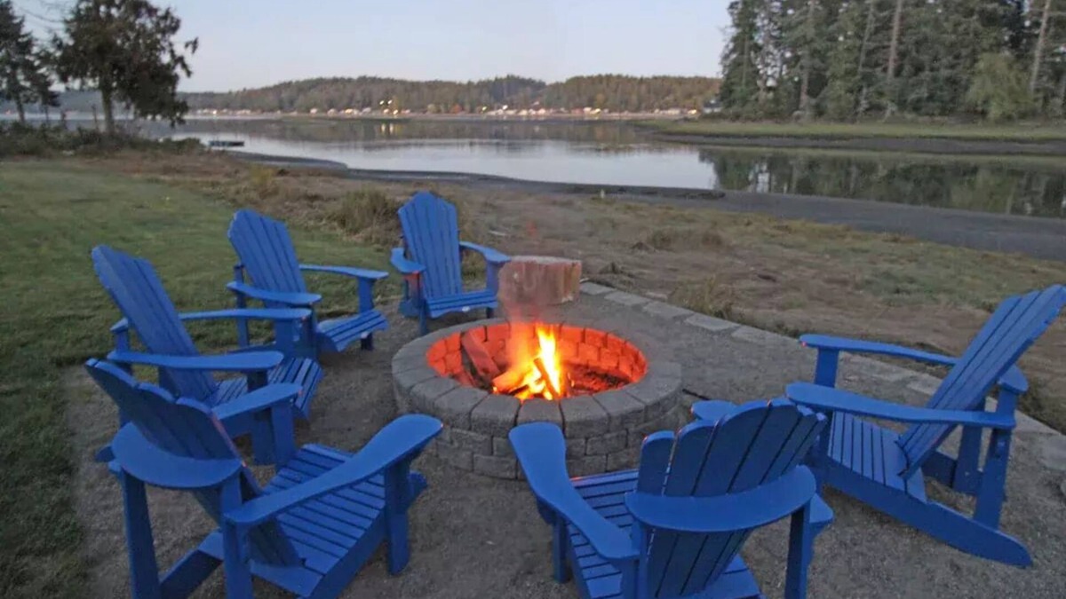 Allyn-Grapeview House | Luxury Waterfront with Hot Tub, Kayaks, Private Floating Dock, Single Story Home