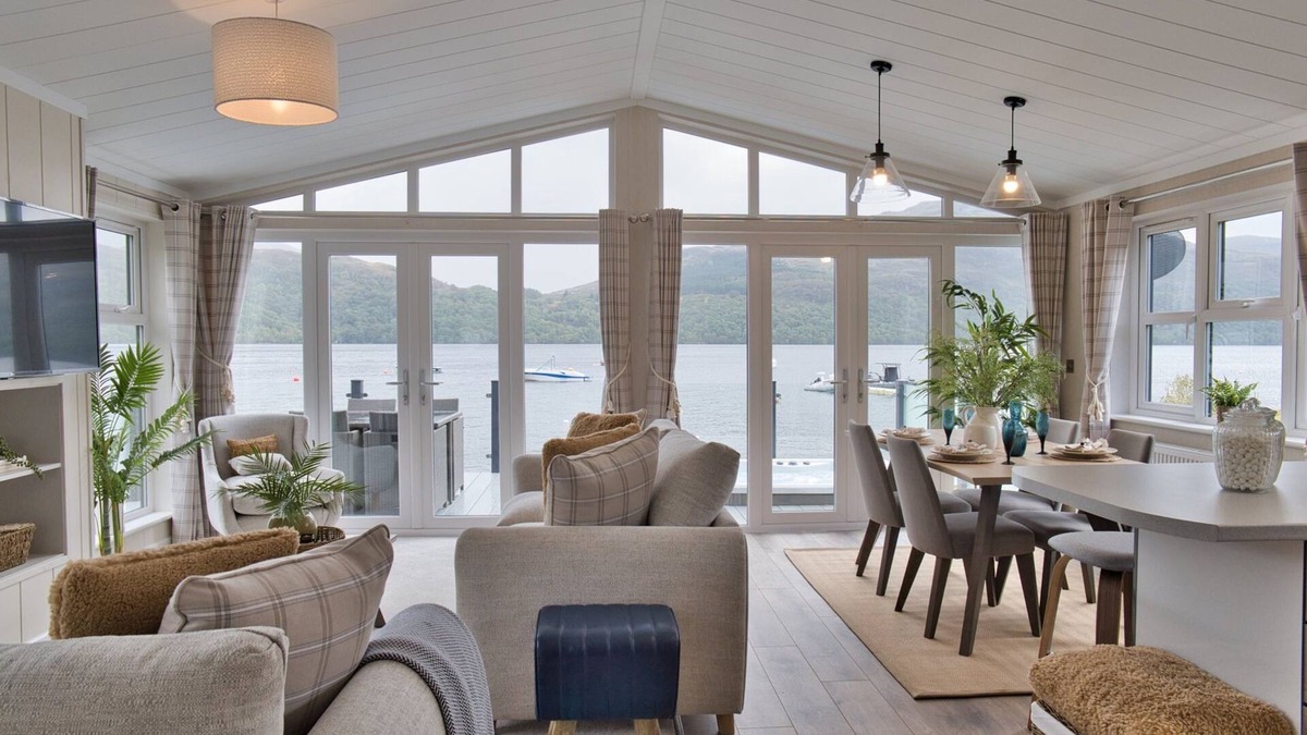 Inveruglas Cabin | Luxury Waterside Lodge on Loch Lomond, Scotland - Hot tub, sleeps 4, Loch View