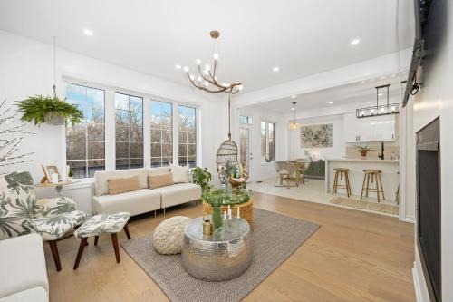 Whitby Villa | Luxury Whitby 4BR, Near Restaurants - Family, Pool Table, Parking!
