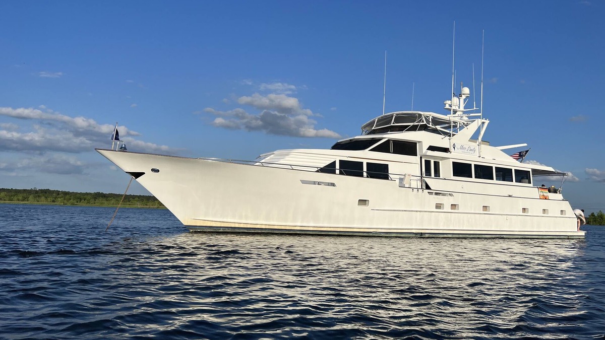 Charleston Boat Rental | Luxury Yacht Charter with private stewardess, great views, & strong Wi-Fi.