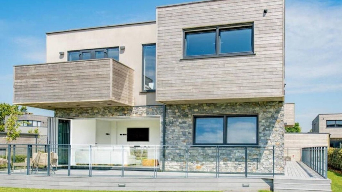 Hayling Island Villa | Luxury Yachthaven Living - Modern 5 Bedroom Home Sea Views