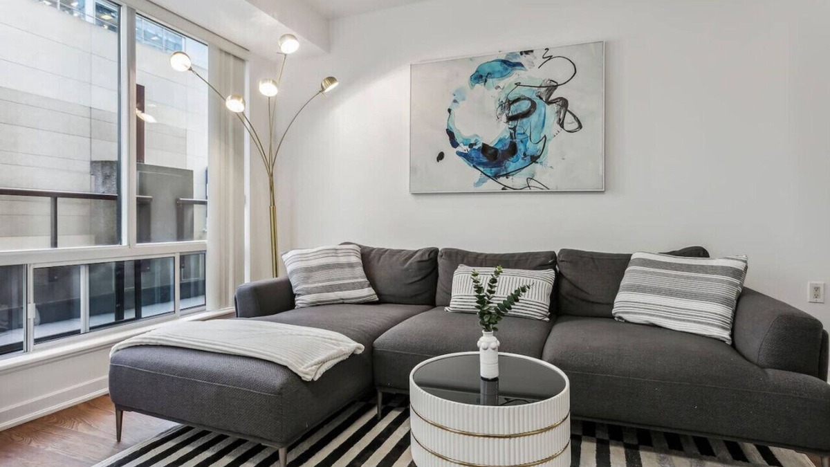 Yorkville Apartment | Luxury Yorkville 2bed 2bath 5 guests Parking