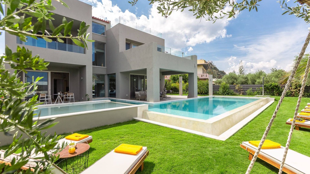 Platanias Town Villa | Luxus villa with Heated Pool 180m to the Beach, Restaurants Shops & Amenities