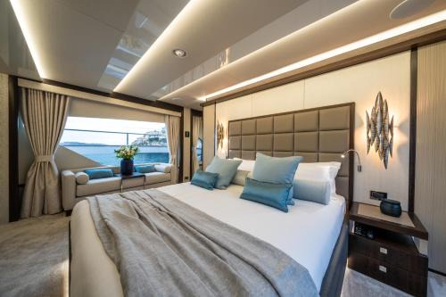 Portals Nous Boat Rental | Luxusyacht Mallorca