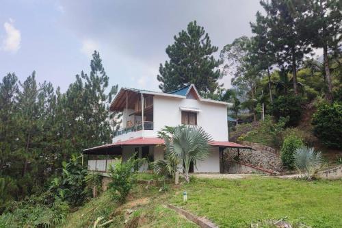 Cocorna House | Luz de Luna - Hermosa Finca Familiar con Vista Panorámica y de Aves