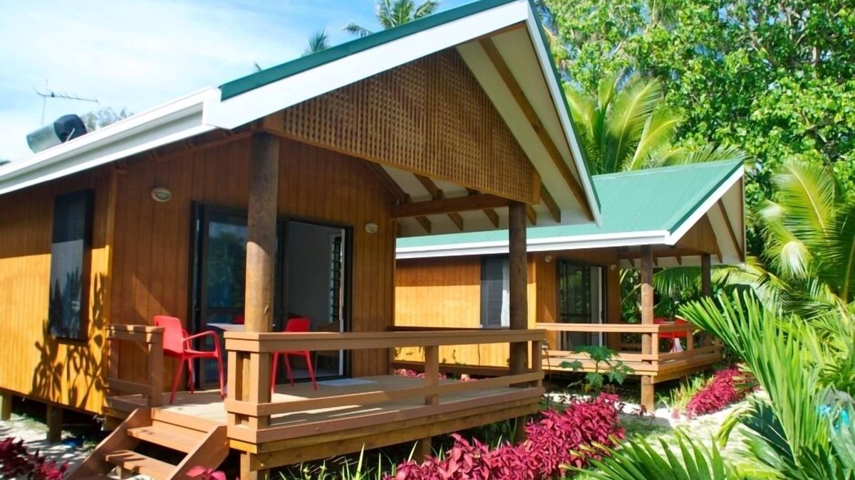 Tapere of Titikaveka Cottage | Lyas Bungalow 2 - The best snorkeling across the road