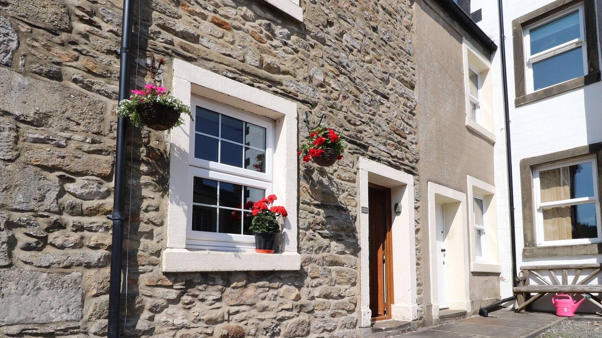 Giggleswick Cottage | LYCHGATE COTTAGE, character holiday cottage, with open fire in Settle
