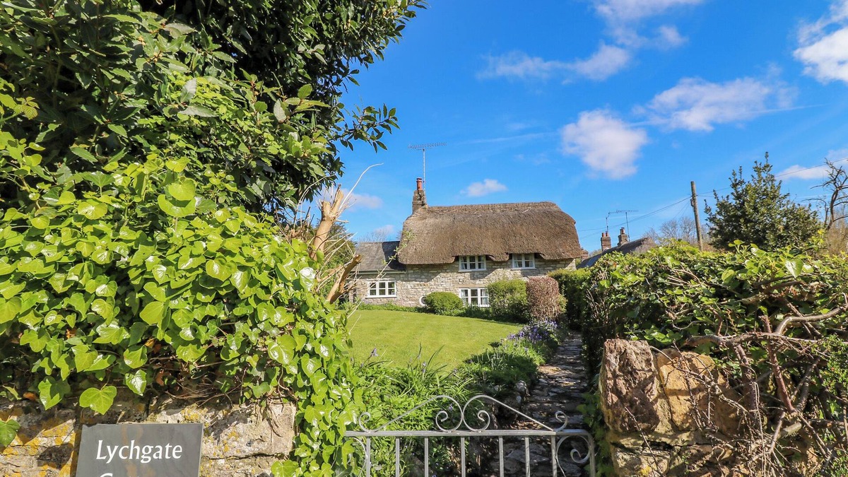 Holworth Cottage | LYCHGATE COTTAGE, pet friendly, with a garden in Osmington