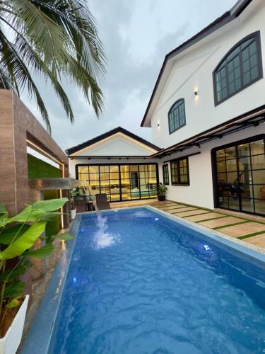 Taman Teh Teng Seng Villa | LYL Ipoh Garden Private Pool Villa-18pax 5BR