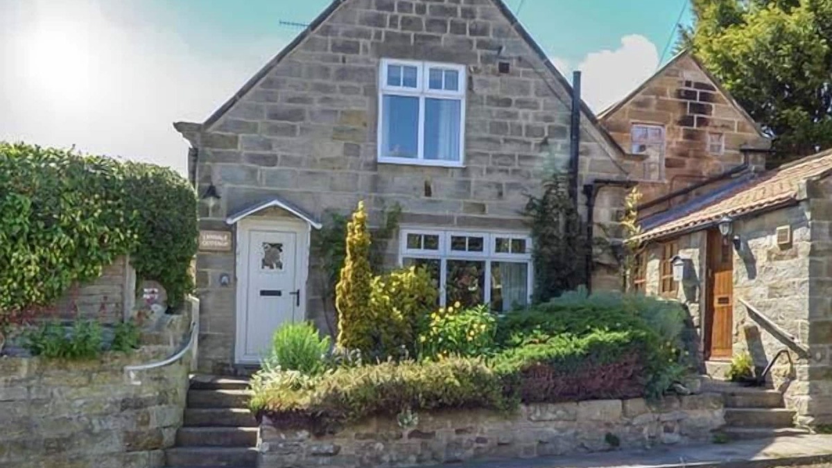Fylingthorpe Cottage | LYNDALE COTTAGE, family friendly, with open fire in Robin Hood’s Bay