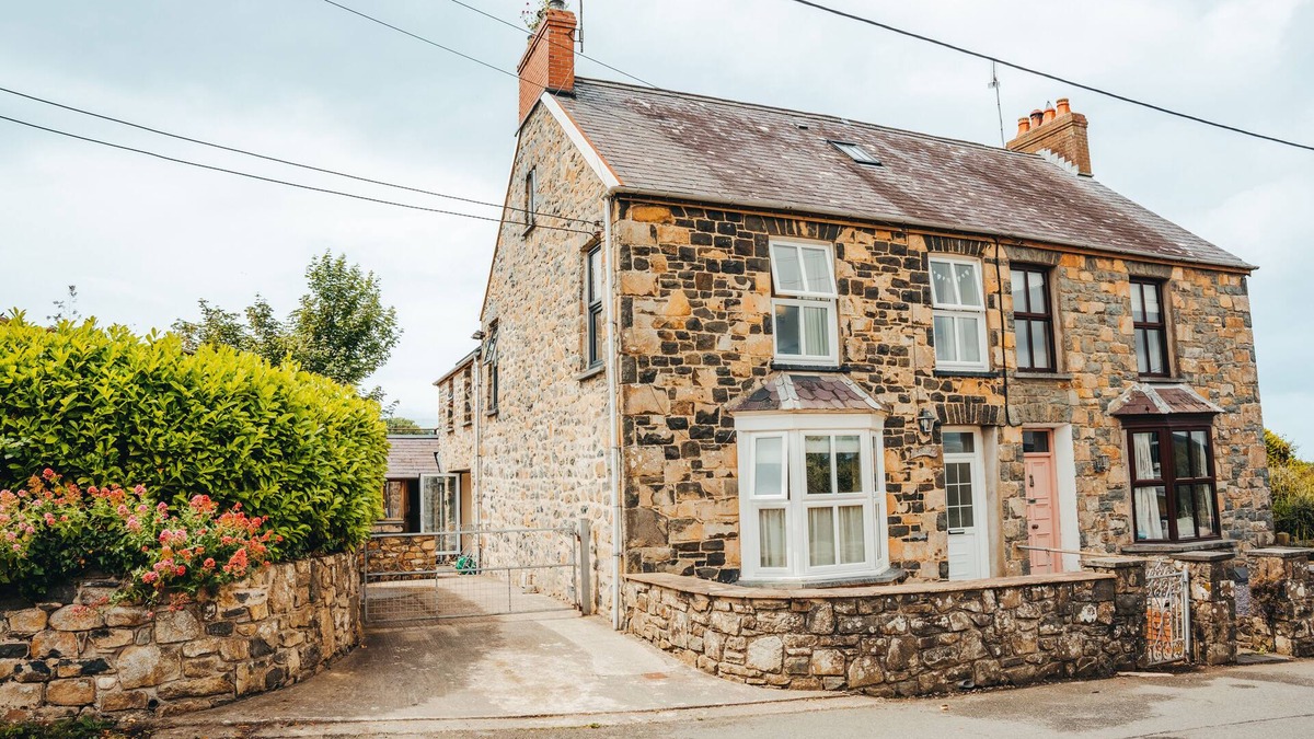Newport Cottage | LYNDALE, pet friendly, with a garden in Newport, Pembrokeshire