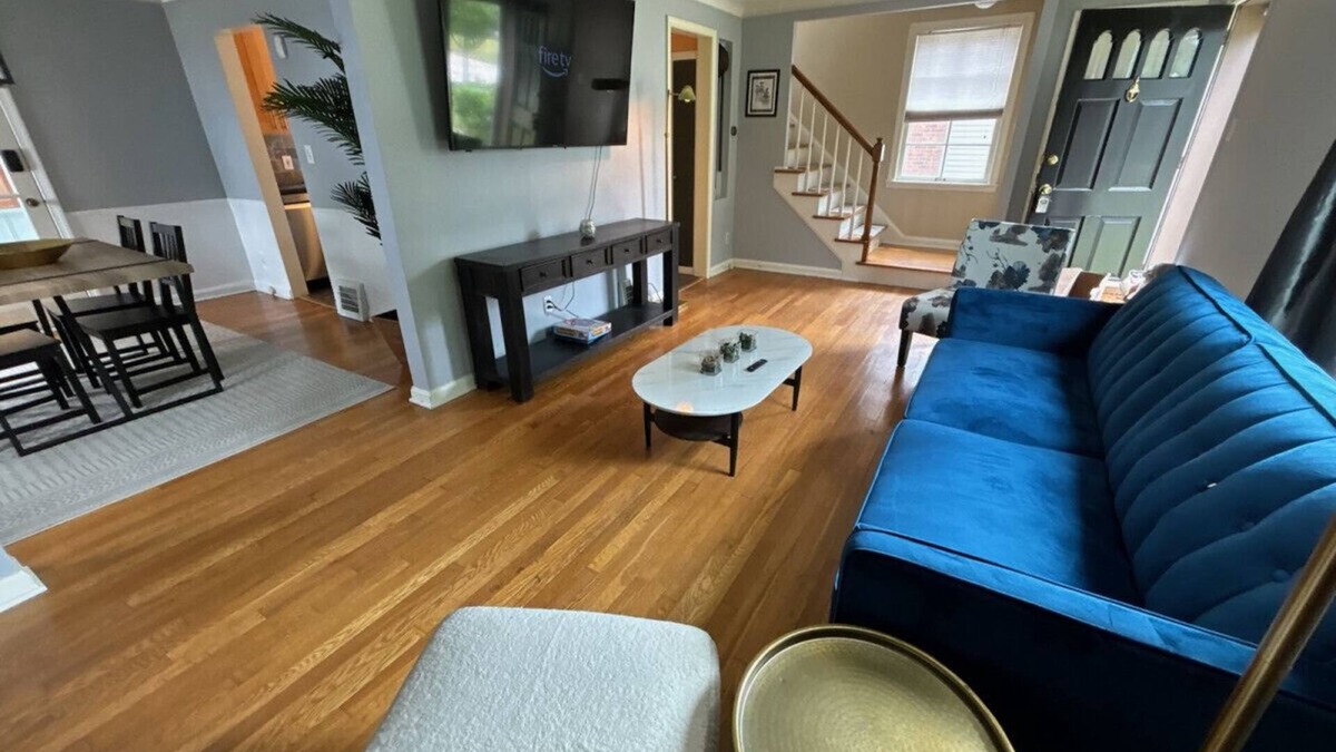 Lyndhurst House | Lyndhurst 3 BR 1 Bath Home for Monthly Rental w Smart TVs and wood flooring in quiet neighborhood