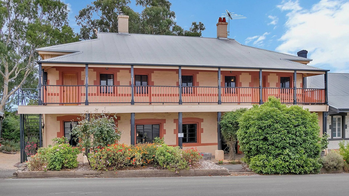 Lyndoch House | Lyndoch Grand Barossa Group Accommodation entire house Lyndoch village sleeps 14