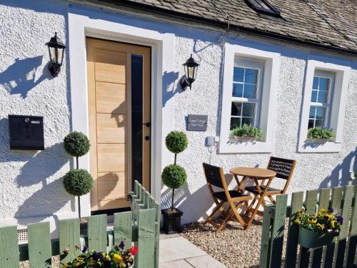 West Linton House | Lyne Cottage, The Retreat