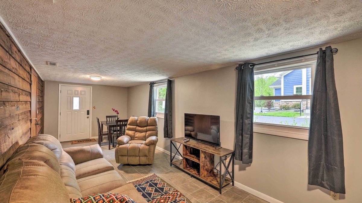 East Point Apartment | 'Lynn' Dog-Friendly Abode w/Mountain Views!