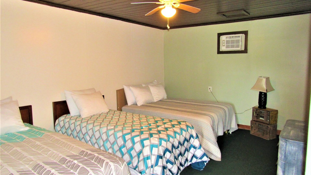 Almo Condo | Lynnhurst Resort Condo #22 - Pontoon Rentals On Site!