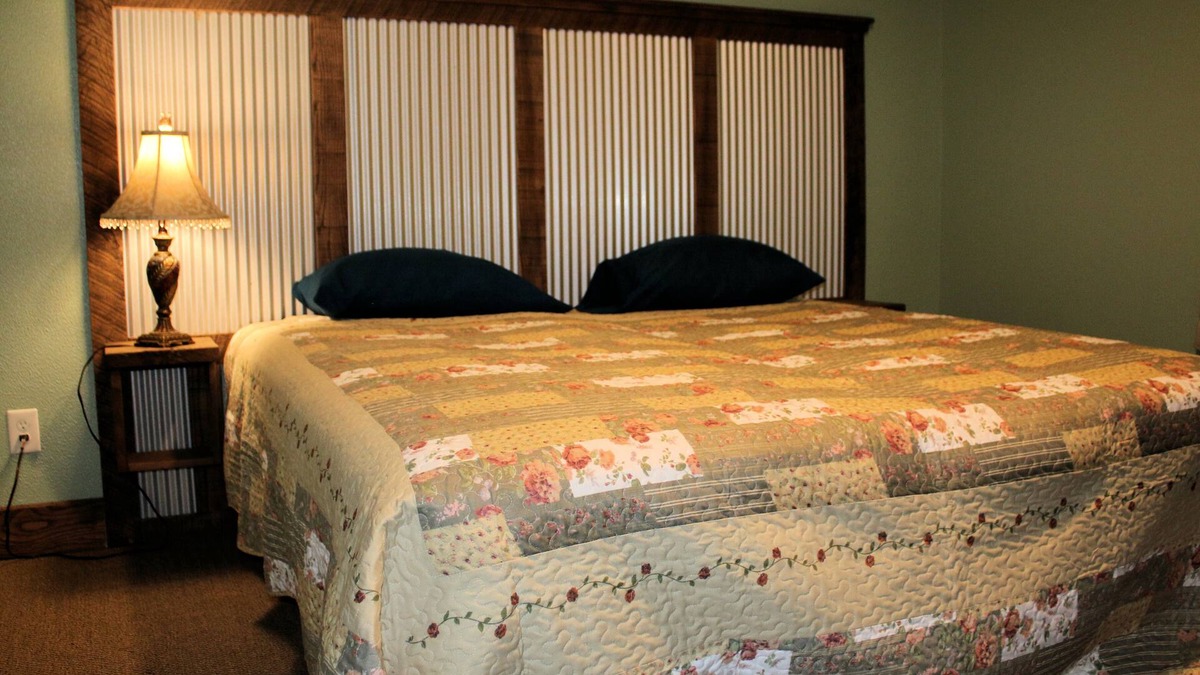 Almo Cabin | Lynnhurst Resort - Kentucky Lake Water View Cabin 4 (Dog Friendly!)