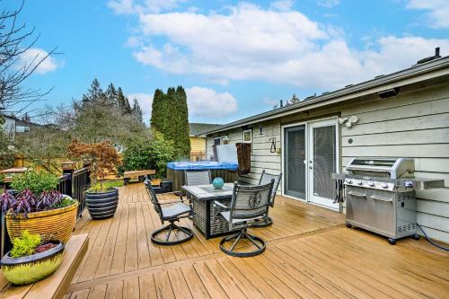 Picnic Point-North Lynnwood House | Lynnwood Home Private Hot Tub, Fire Table and Grill