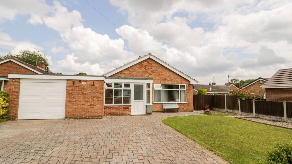 Ashby-de-la-Zouch Cottage | LYNSTED LODGE, pet friendly, with a garden in Ashby-De-La-Zouch