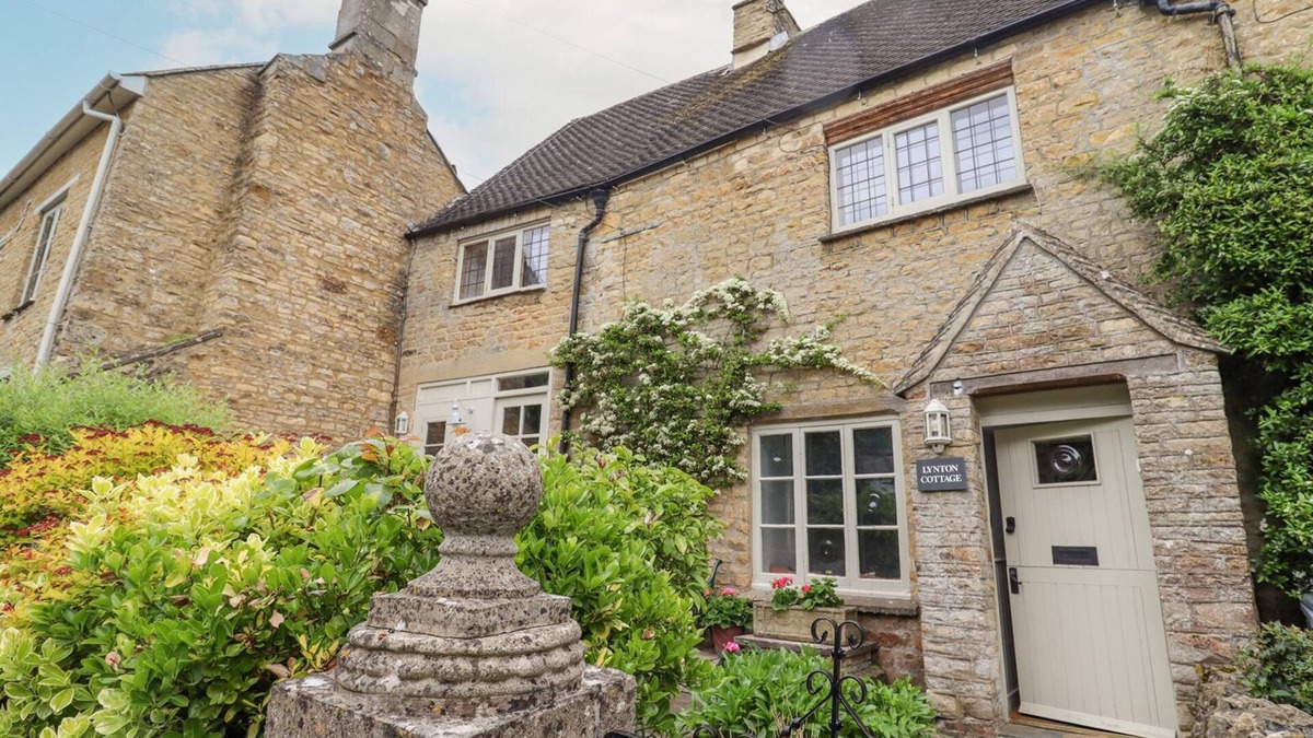 Enstone Cottage | LYNTON COTTAGE, pet friendly, character holiday cottage in Enstone