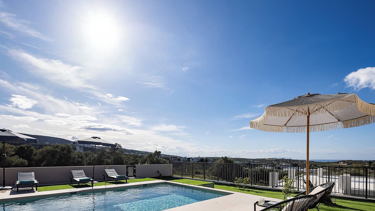 Houdetsi Villa | Lynx Villa - Sculpted in Light & Nature by etouri