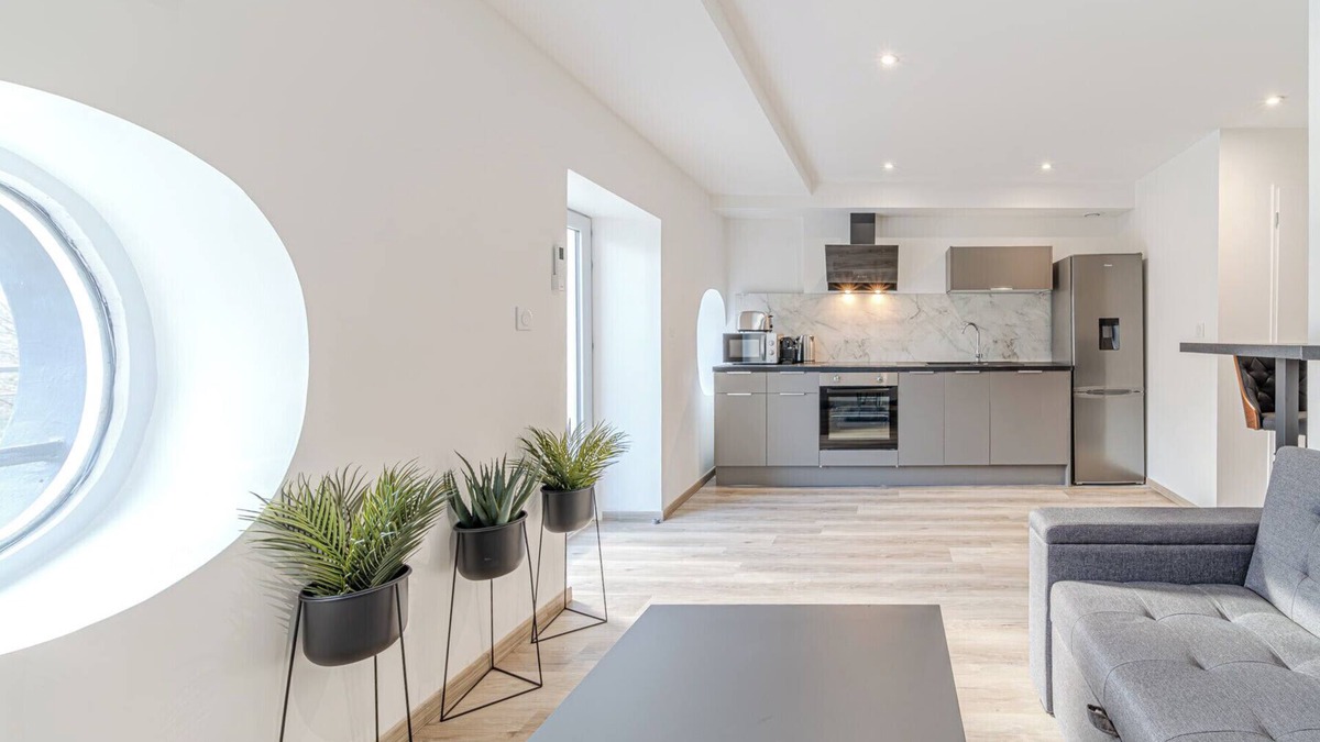Saint Clair Apartment | Lyon Cité La Peniche 6 people balcony Caluire