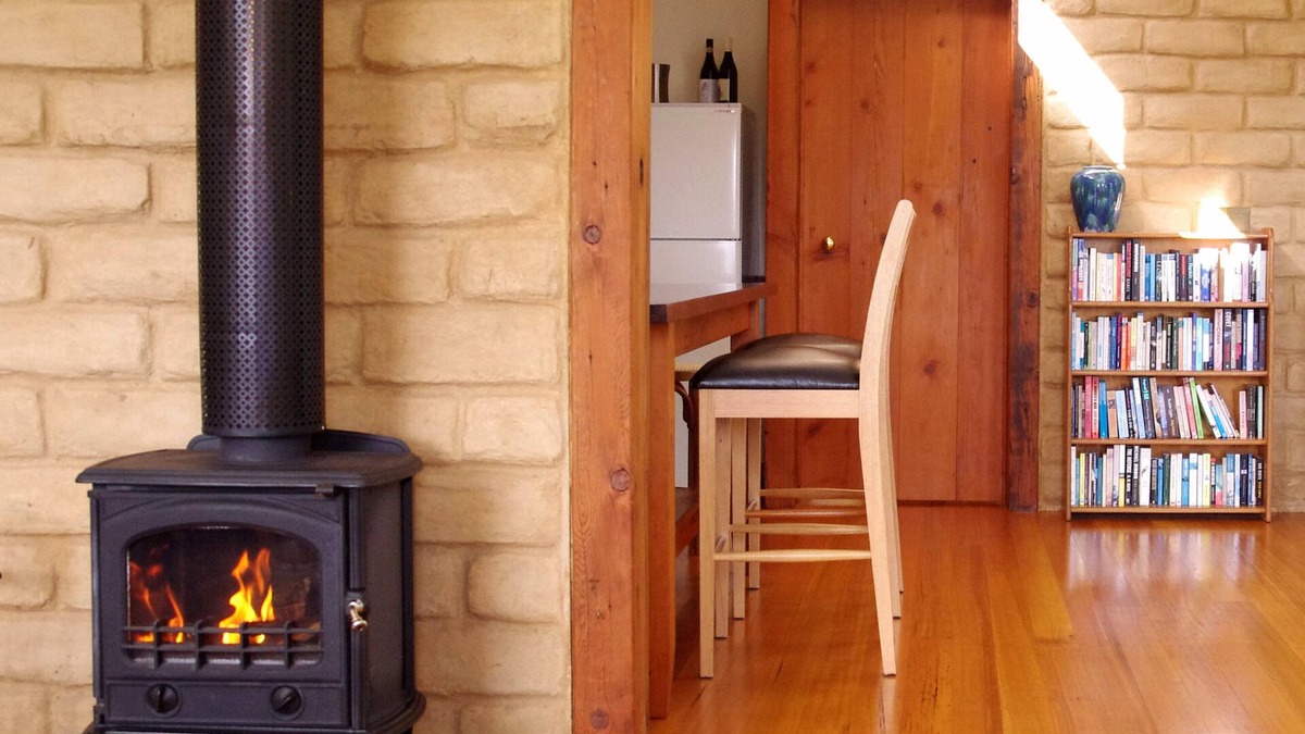Mount Toolebewong Cottage | Lyrebird Cottages, Silver Wattle cottage, Relax in nature in the Yarra Valley.