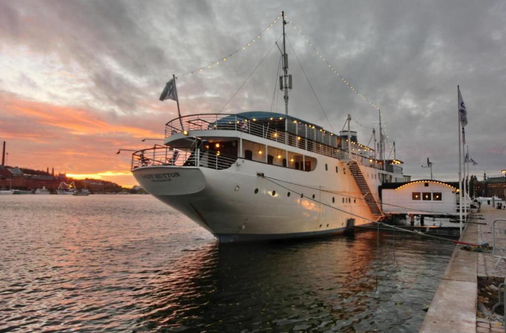 Gamla Stan Boat Rental | Mälardrottningen Yacht Hotel