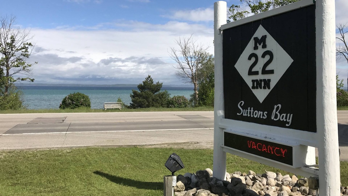 Suttons Bay Hotel | M-22 Inn Suttons Bay