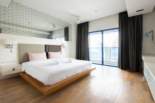 Ratchaprasong Apartment | M Estate 2BR Private Residence, 300m to BTS Chit Lom