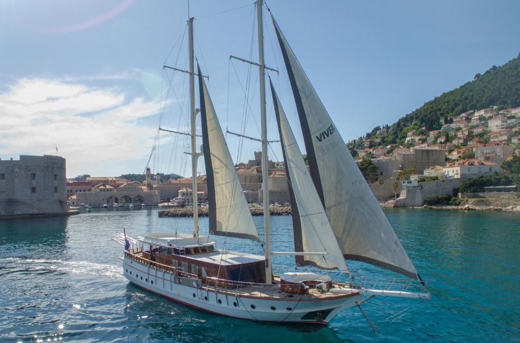 Zaton Boat Rental | M/Y VIVERE