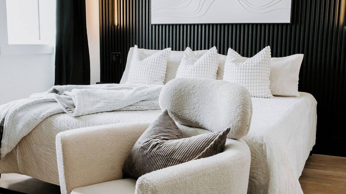 Dalhousie Apartment | M2 - Standard King room # 1 (lower level)