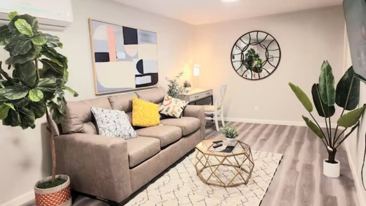 Monrovia Apartment | M3-Detached house 2 bedroom 1 bathroom close Old Town Monrovia kingsize-bed! n