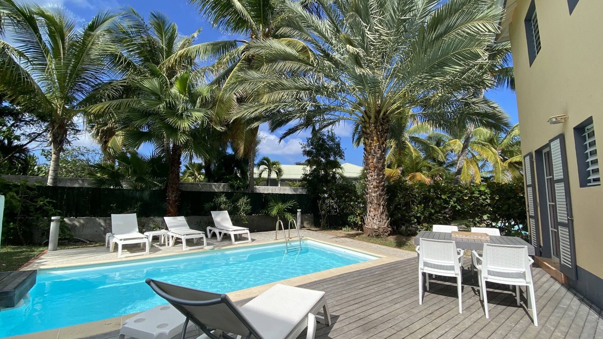 Bellevue Villa | Macassi 3BR beach house, steps to the beach & private pool - cistern