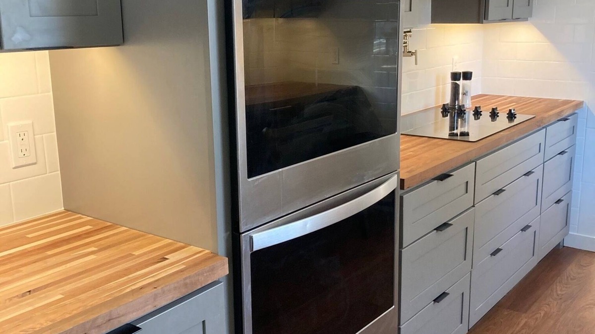 McPherson House | MAC House - Newly Renovated - With Backyard Spa