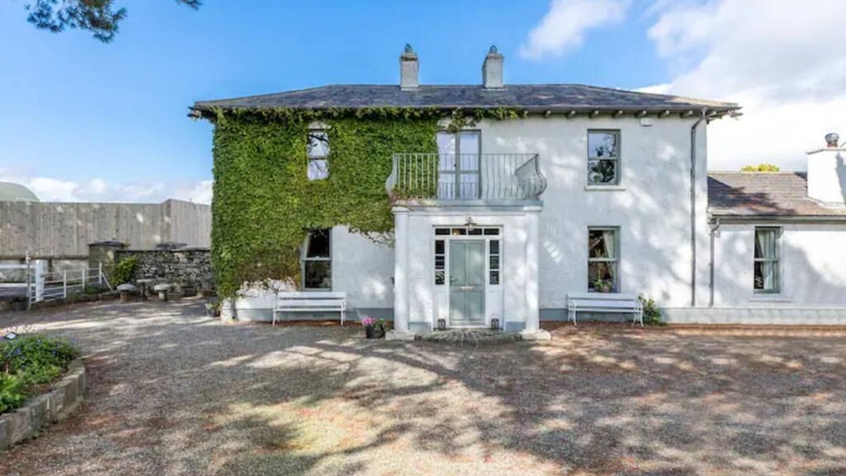Sutton Cross House | Macepool House, Country Farmhouse yet super close to Dublin City Centre.