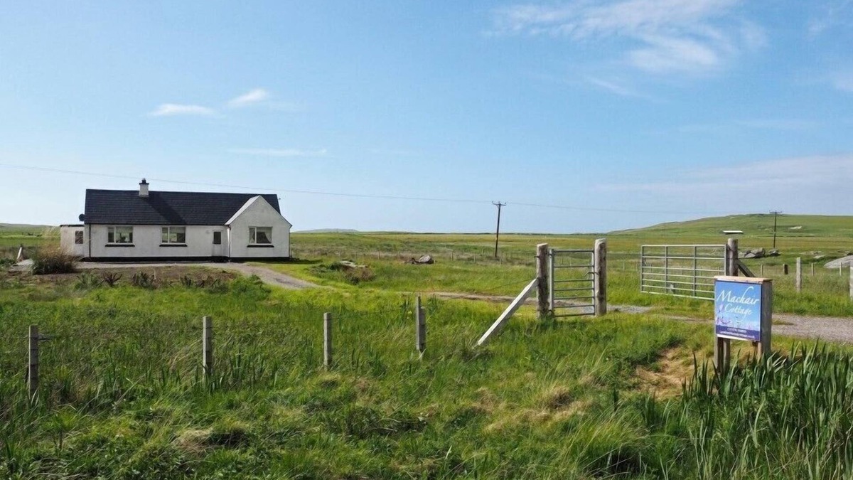 Isle of North Uist Cottage | MACHAIR COTTAGE, pet friendly, with a garden in Lochmaddy, North Uist