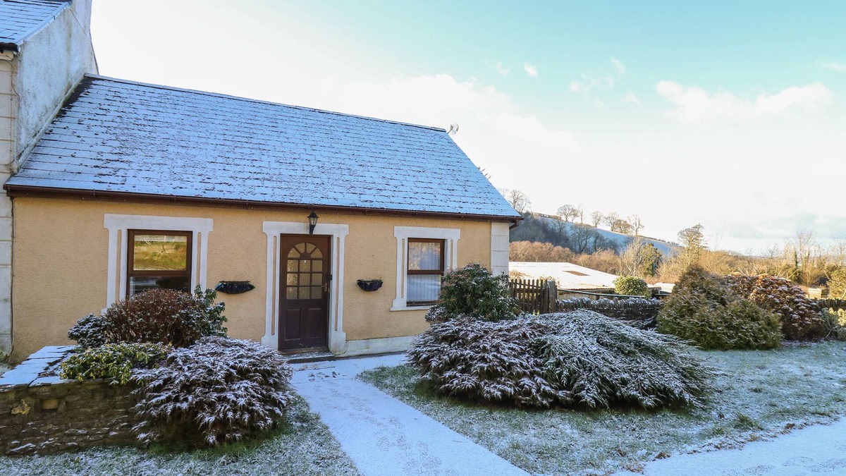 Llanybydder House | MACHLUD HAUL, pet friendly, with a garden in Llanybydder