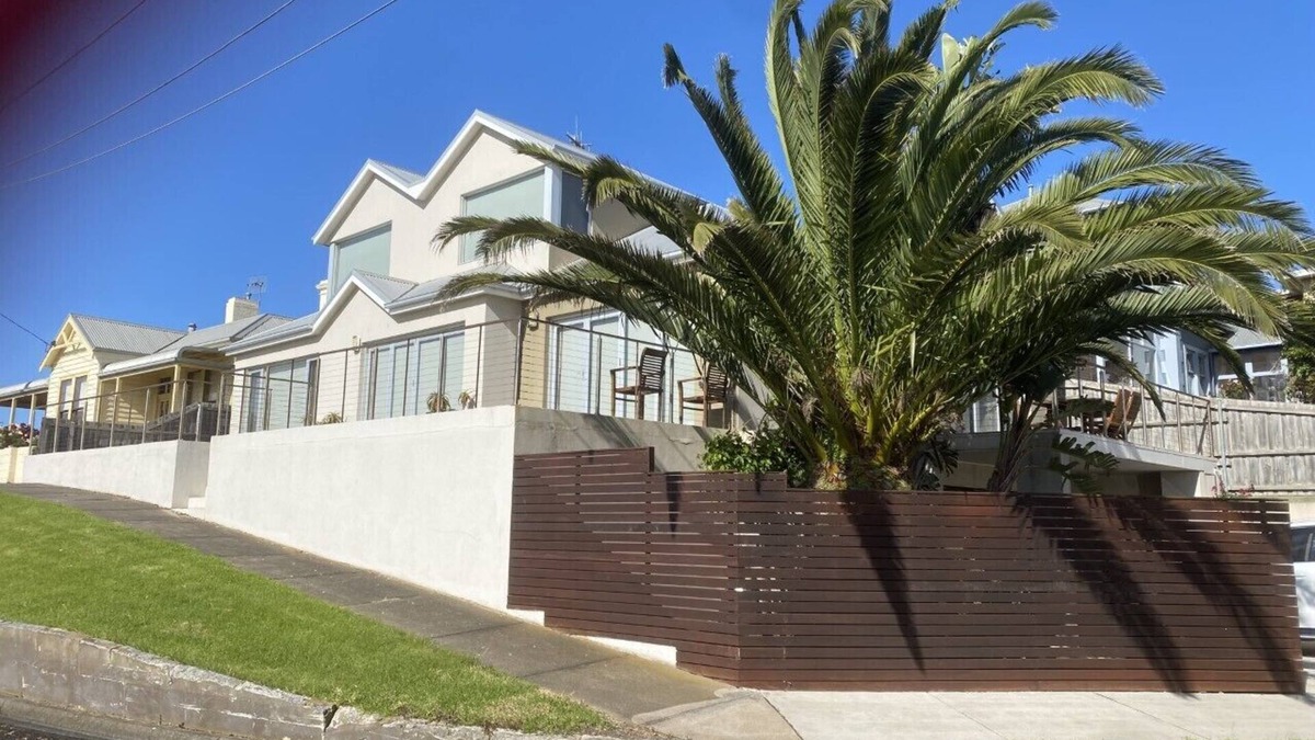 Warrnambool House | MacKay on Cramond-Beautiful Scenic Views