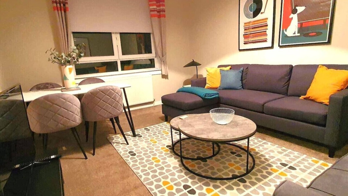 Port Glasgow House | Mackie House: A fully equipped house in a residential area within the costal town of Port Glasgow