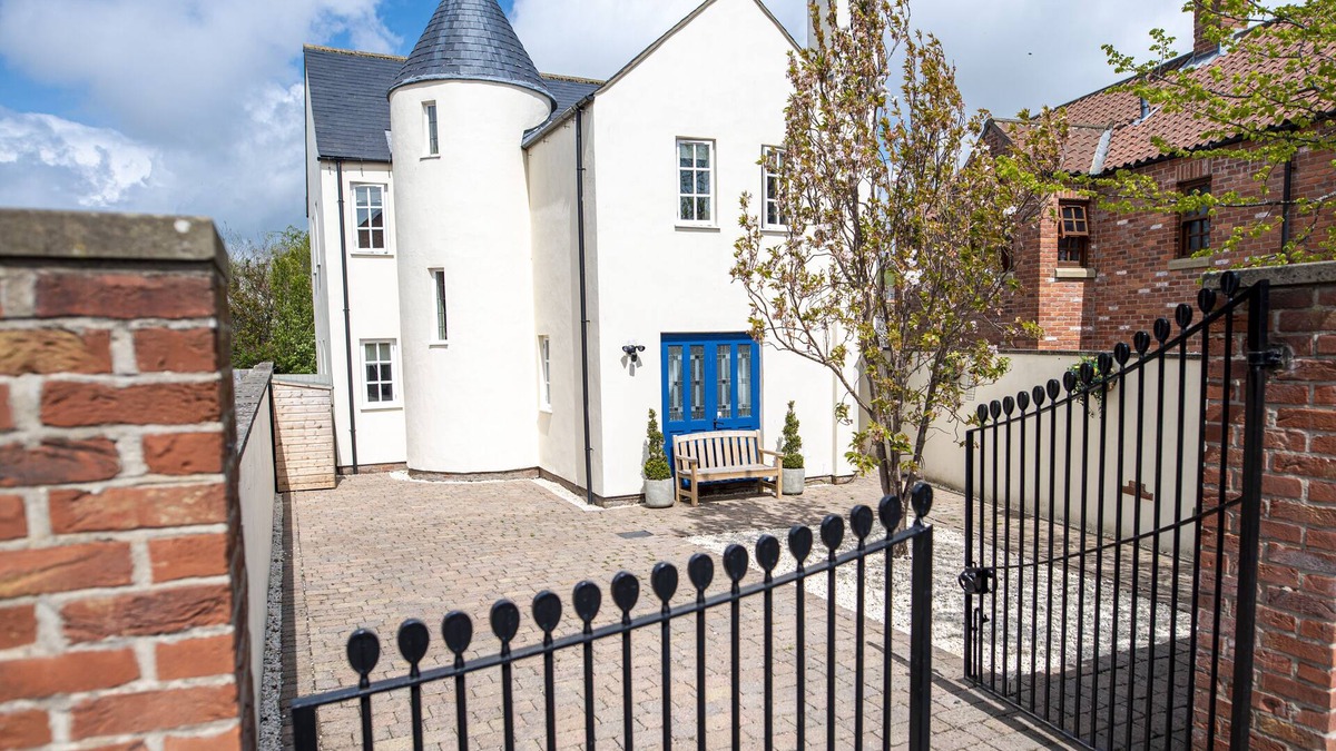 Langtoft House | Mackintosh Cottage - Family friendly, pet friendly, business bookings welcome.