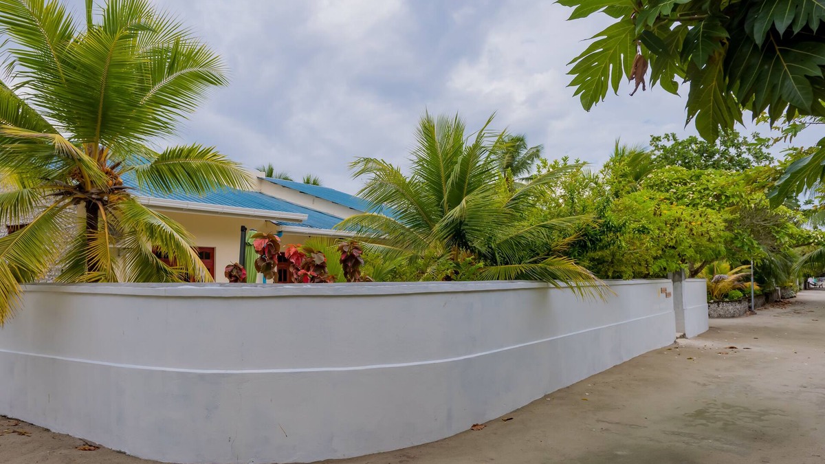 Maalhos House | Maclura Residence guest house at Baa Maalhos, with four bedrooms