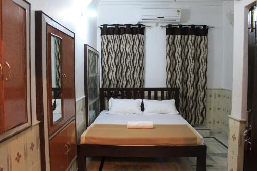 Gulab Sagar House | Madhur Villa Guest House