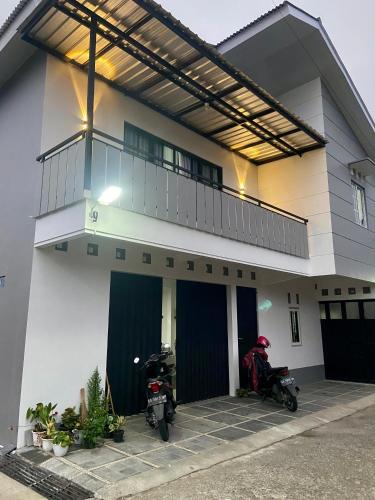 Wonosobo House | Madina Monochrome Homestay SYARIAH