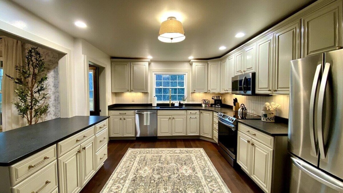 Madison House | Madison Estate · Madison Farmhouse: Lake, Wineries & Family Fun
